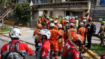 Rescatan con vida a un guardia de seguridad que estuvo 8 días bajo los escombros después de los terremotos de Venezuela Rescatan con vida a un guardia de seguridad que estuvo 8 días bajo los escombros después de los terremotos de Venezuela