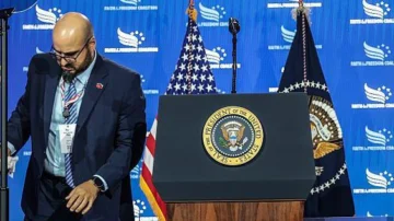 Investigan a un operador de teleprónter de la Casa Blanca por ganar casi US$100.000 con apuestas sobre los discursos de Trump Investigan a un operador de teleprónter de la Casa Blanca por ganar casi US$100.000 con apuestas sobre los discursos de Trump