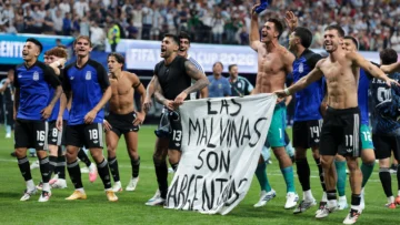 Argentina se enfrenta a una posible multa de la FIFA por la pancarta de las Falklands/Malvinas en su victoria de semifinales Argentina se enfrenta a una posible multa de la FIFA por la pancarta de las Falklands/Malvinas en su victoria de semifinales