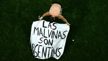 La FIFA investiga la pancarta de Argentina sobre las Malvinas previo a final del Mundial