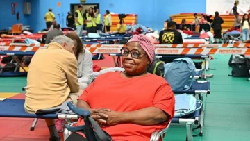 Imágenes de los miles de evacuados que duermen en refugios improvisados por los voraces incendios en España y Francia
