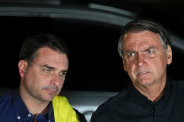 Presidenciable Flávio Bolsonaro no podrá visitar a su padre hasta después de elecciones Presidenciable Flávio Bolsonaro no podrá visitar a su padre hasta después de elecciones