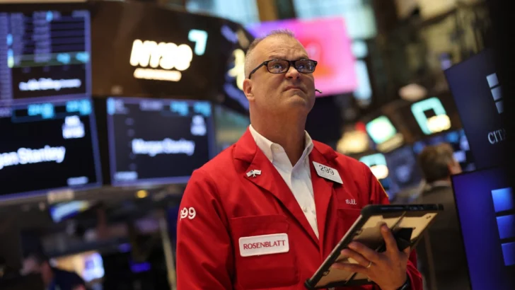 Wall Street se viste de rojo por tensiones geopolíticas y presión sobre tecnológicas