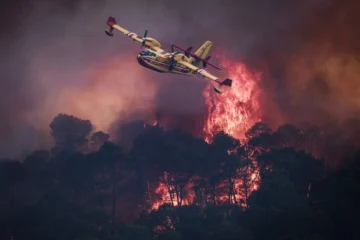 Amainan incendios en Francia y España, pero brotan en Grecia, Portugal y Turquía