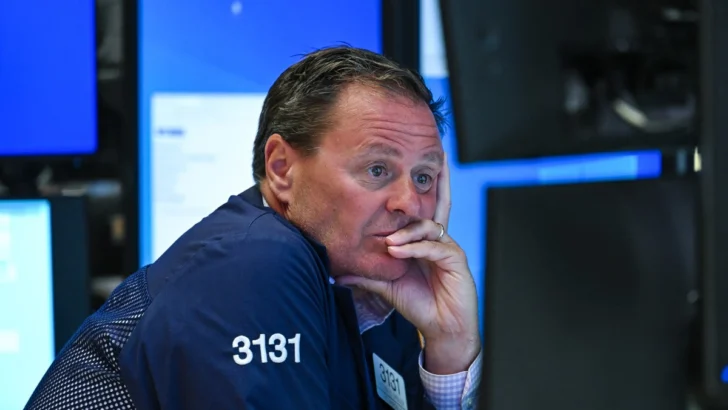 Wall Street cierra mixto tras resultados optimistas y pérdidas en el sector de los chips