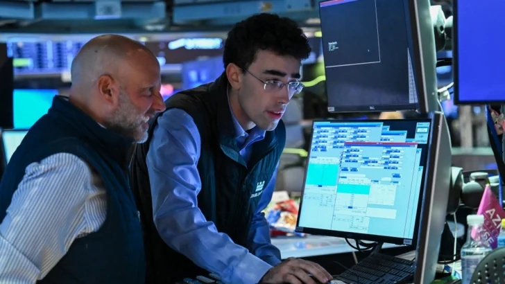 Wall Street cierra sin rumbo claro, entre caída del petróleo y debilidad de semiconductores