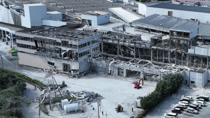 Terremoto en Japón: empresa del centro comercial derrumbado pide disculpas mientras buscan a 30 empleados desaparecidos