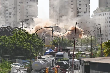 Empiezan a demoler con dinamita edificios dañados por terremotos Empiezan a demoler con dinamita edificios dañados por terremotos