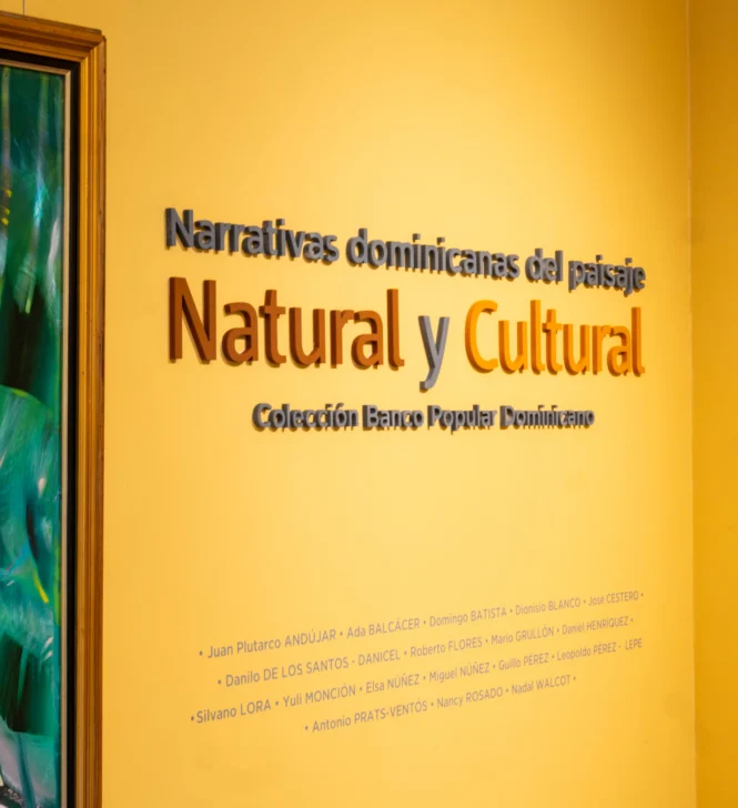 La muestra reúne obras de 18 artistas dominicanos sobre identidad y paisaje.