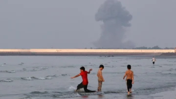 Irán advierte que Ormuz seguirá cerrado y denuncia muerte de siete militares en ataques de EEUU