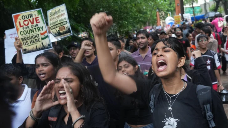 India: ante la revuelta estudiantil, Modi promete castigar severamente los fraudes en los exámenes