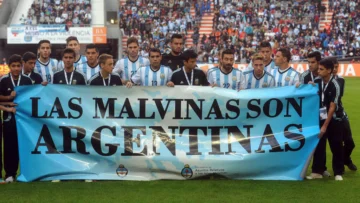 FIFA investiga pancarta de Argentina sobre las Malvinas tras vencer a Inglaterra