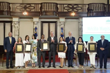 Abinader entrega Medalla al Mérito Magisterial 2026; tres docentes reciben las máximas distinciones