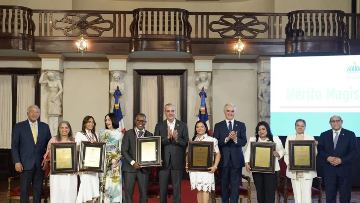 Abinader entrega Medalla al Mérito Magisterial 2026; tres docentes reciben las máximas distinciones Abinader entrega Medalla al Mérito Magisterial 2026; tres docentes reciben las máximas distinciones