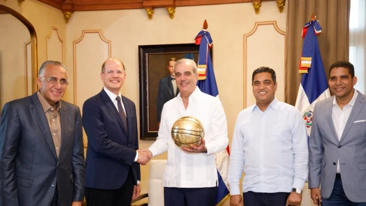 Santo Domingo 2026: Abinader recibe a ejecutivos de la FIBA para fortalecer los preparativos de los Juegos