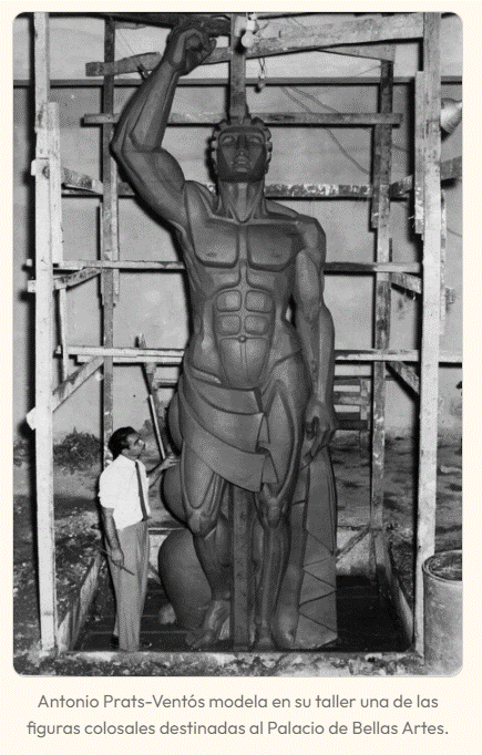 Antonio-Prats-Ventos-en-su-taller-con-una-de-las-estatuas-que-modelo-para-el-Palacio-de-Bellas-Artes