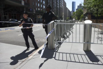 Ataque con explosivo frente a sede del FBI y del ICE en Nueva York deja dos heridos Ataque con explosivo frente a sede del FBI y del ICE en Nueva York deja dos heridos