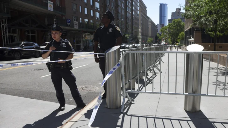 Ataque con explosivo frente a sede del FBI y del ICE en Nueva York deja dos heridos Ataque con explosivo frente a sede del FBI y del ICE en Nueva York deja dos heridos