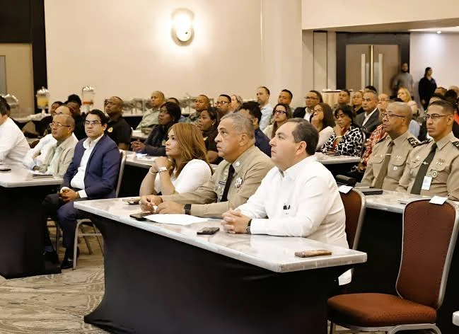 Autoridades-ed-Migracion-y-el-Servicio-Nacional-de-Salud
