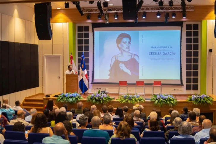 La noche de Cecilia García en Baní, memorias de infancia y merecido reconocimiento La noche de Cecilia García en Baní, memorias de infancia y merecido reconocimiento