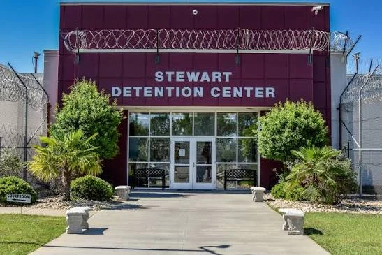 Se intensifica ofensiva legal contra política migratoria de Trump tras nuevas muertes y denuncias de negligencia médica