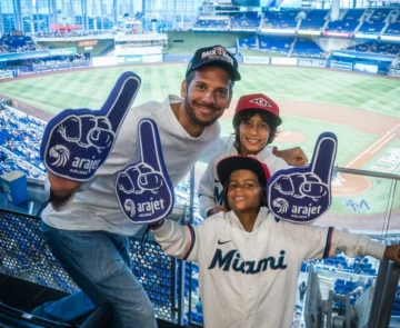 Arajet premia a un padre dominicano con un viaje a Miami para asistir a un juego de los Marlins Arajet premia a un padre dominicano con un viaje a Miami para asistir a un juego de los Marlins