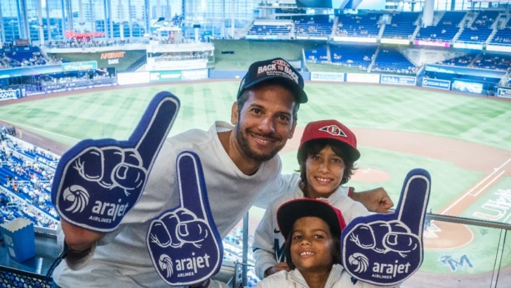 Arajet premia a un padre dominicano con un viaje a Miami para asistir a un juego de los Marlins Arajet premia a un padre dominicano con un viaje a Miami para asistir a un juego de los Marlins