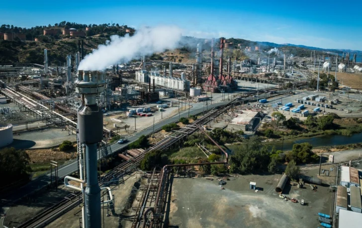 Petroleras duplican ganancias mientras alimentan olas de calor