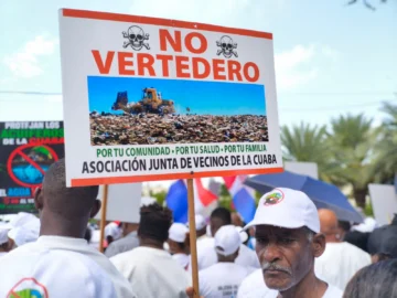 Comunitarios protestan frente al Palacio Nacional contra proyecto de vertedero en La Cuaba