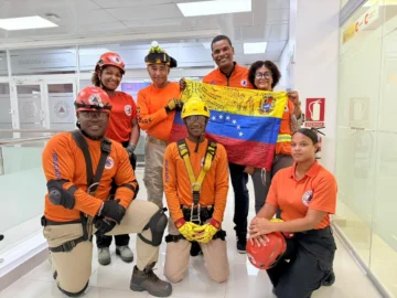 Defensa Civil reconoce a rescatista dominicano que participó en misión tras terremotos en Venezuela