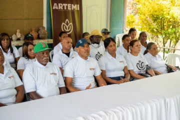 Artesanos denuncian grupos externos intentan ocupar espacios públicos en playas de Miches Artesanos denuncian grupos externos intentan ocupar espacios públicos en playas de Miches