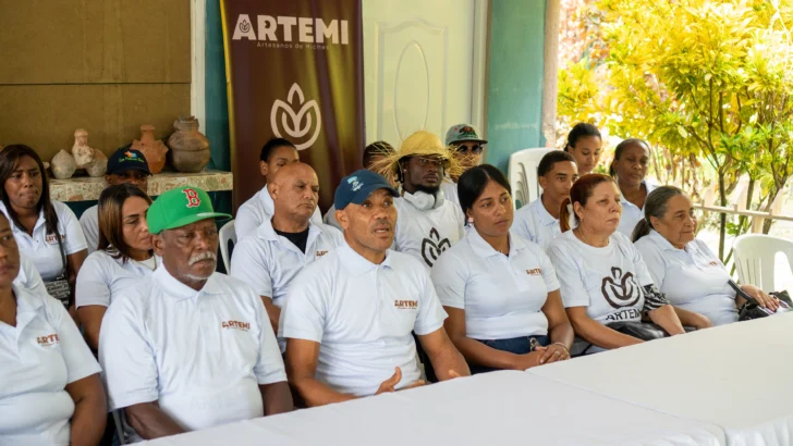 Artesanos denuncian grupos externos intentan ocupar espacios públicos en playas de Miches