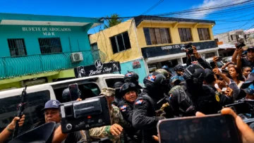 Entre gritos de 'asesino', trasladan a cabo acusado de la muerte de Darlin Mercado para conocer medida de coerción Entre gritos de 'asesino', trasladan a cabo acusado de la muerte de Darlin Mercado para conocer medida de coerción