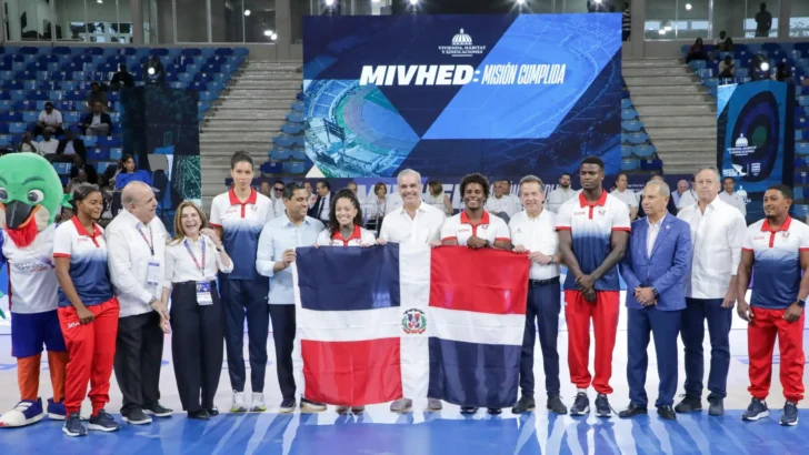 Santo Domingo 2026: Abinader entrega la bandera nacional a la delegación dominicana y reinaugura el Palacio del Voleibol