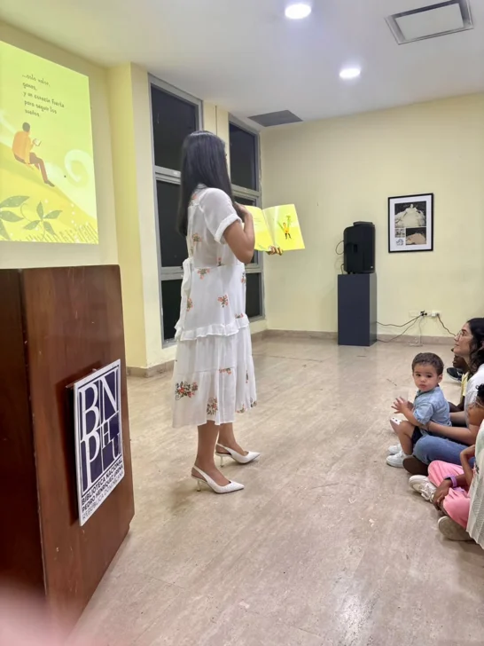 Esther Amaro Castillo presenta el libro “V de valiente”, hermosa historia para niños que rinde homenaje a su padre