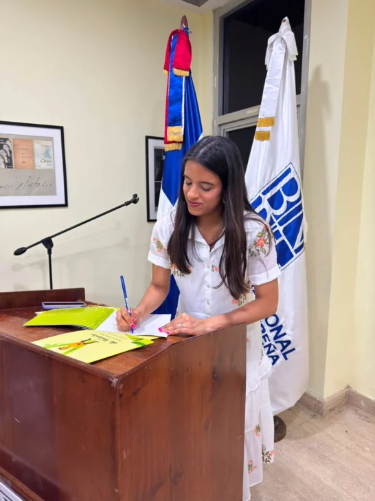 Esther Amaro Castillo presenta el libro “V de valiente”, hermosa historia para niños que rinde homenaje a su padre