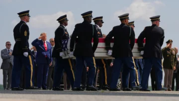 Van a pagar con creces: Trump recibe los cuerpos de cuatro soldados caídos y promete represalias a Irán