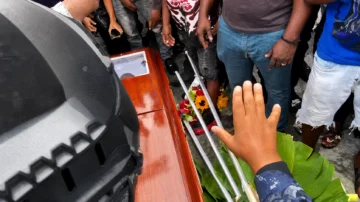 Familiares llevan féretro a destacamento de San Cristóbal y exigen investigar muerte de hombre bajo custodia policial Familiares llevan féretro a destacamento de San Cristóbal y exigen investigar muerte de hombre bajo custodia policial