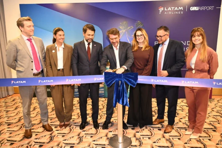 El acto reunió a autoridades del Gobierno brasileño, ejecutivos de LATAM, representantes del sector turístico, empresarios, operadores de viajes y medios de comunicación. El acto reunió a autoridades del Gobierno brasileño, ejecutivos de LATAM, representantes del sector turístico, empresarios, operadores de viajes y medios de comunicación.