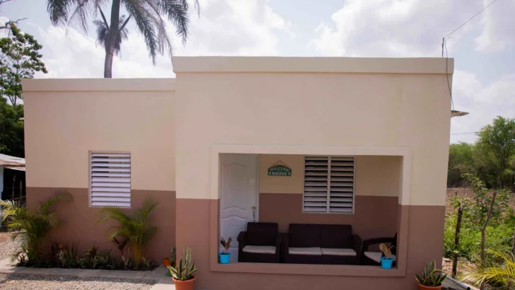 Gobierno entrega vivienda a familia que la perdió en incendio en El Higüero Gobierno entrega vivienda a familia que la perdió en incendio en El Higüero