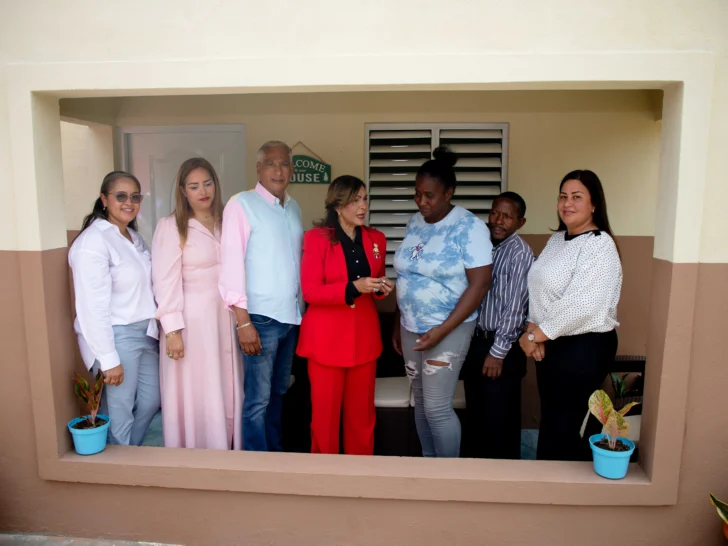 Gobierno entrega vivienda a familia que la perdió en incendio en El Higüero