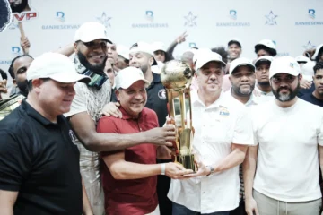 Gigantes conquistan su tercer título de la LNB tras derrotar a los Metros en la final Gigantes conquistan su tercer título de la LNB tras derrotar a los Metros en la final