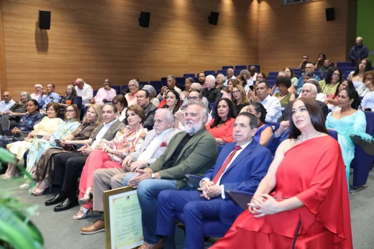 La noche de Cecilia García en Baní, memorias de infancia y merecido reconocimiento La noche de Cecilia García en Baní, memorias de infancia y merecido reconocimiento