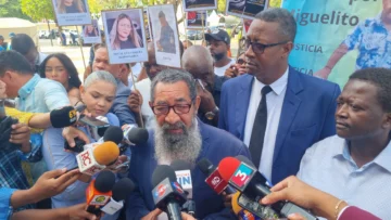 Familia de Miguelito pide a Yeni Berenice investigar su muerte fuera de la Fiscalía de San Cristóbal Familia de Miguelito pide a Yeni Berenice investigar su muerte fuera de la Fiscalía de San Cristóbal