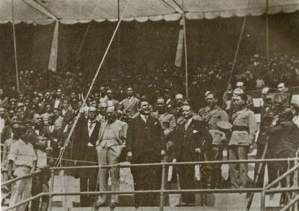  Inauguración de los I Juegos Centroamericanos (12 de octubre de 1926). En el centro, el Presidente de México, Plutarco Elías Calles, junto a autoridades y embajadores de las naciones participantes (Cuba y Guatemala).
