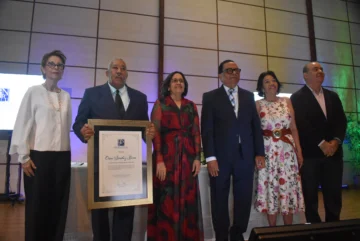 Sánchez Beras recibe Premio Biblioteca Nacional de Literatura Infantil; Peralta Romero asegura constituye acto de justicia para creadores