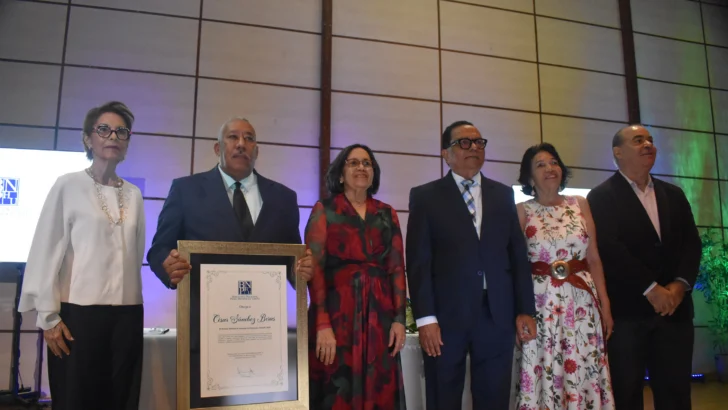 Sánchez Beras recibe Premio Biblioteca Nacional de Literatura Infantil; Peralta Romero asegura constituye acto de justicia para creadores Sánchez Beras recibe Premio Biblioteca Nacional de Literatura Infantil; Peralta Romero asegura constituye acto de justicia para creadores
