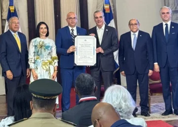 Abinader entrega Premio Nacional a la Excelencia Docente 2026 a catedrático de la UCNE