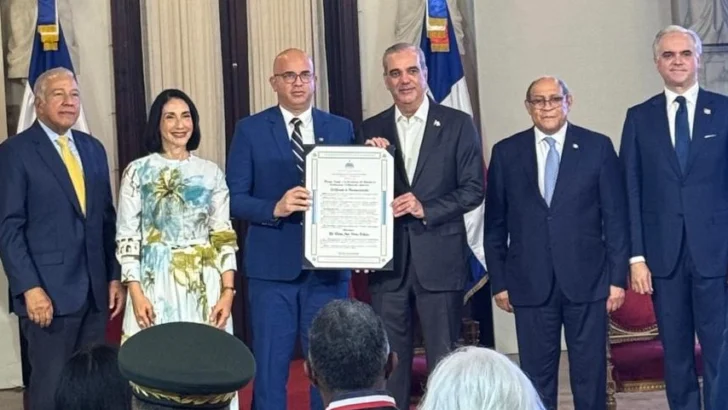 Abinader entrega Premio Nacional a la Excelencia Docente 2026 a catedrático de la UCNE Abinader entrega Premio Nacional a la Excelencia Docente 2026 a catedrático de la UCNE