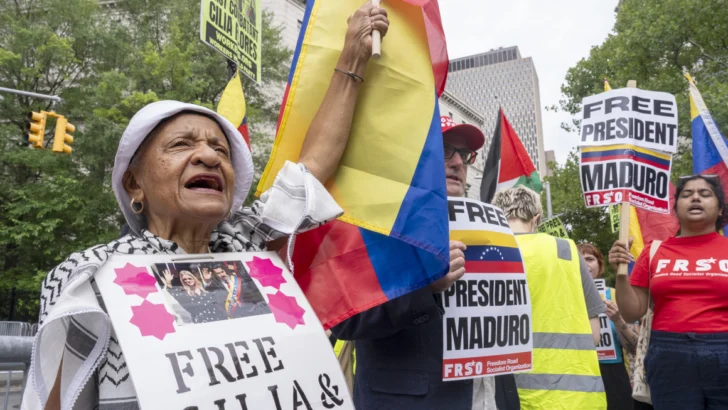 Maduro vuelve a la corte de Nueva York para su tercera audiencia; manifestantes exigen su liberación